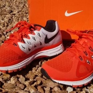 NEW NIKE SHOE ZOOM VOMERO 9 TEAM size 6.5 bright orange black white